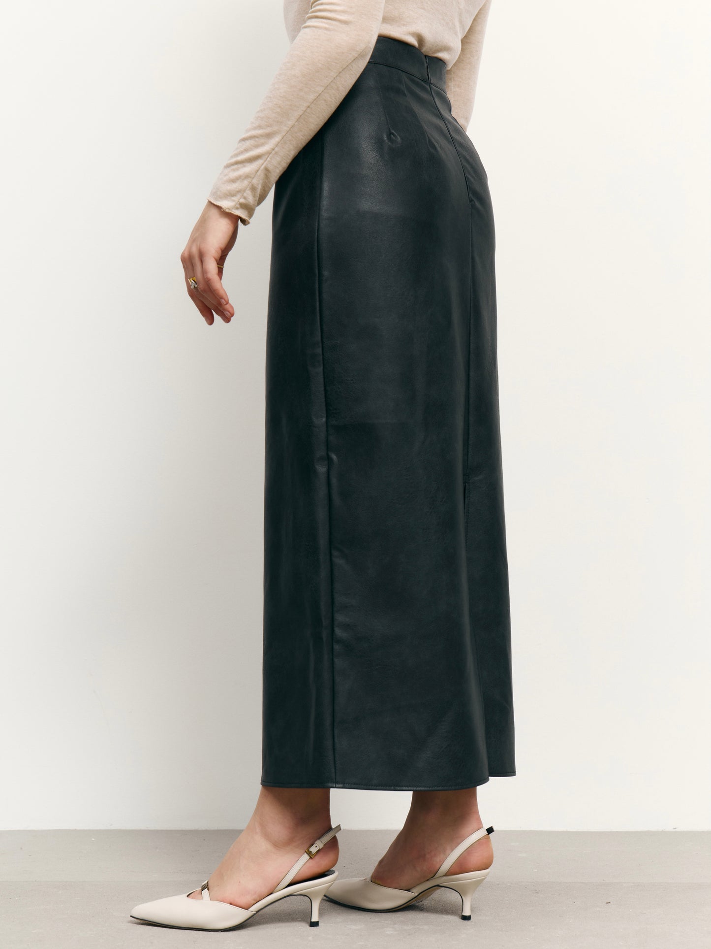 Спідниця міді з екошкіри