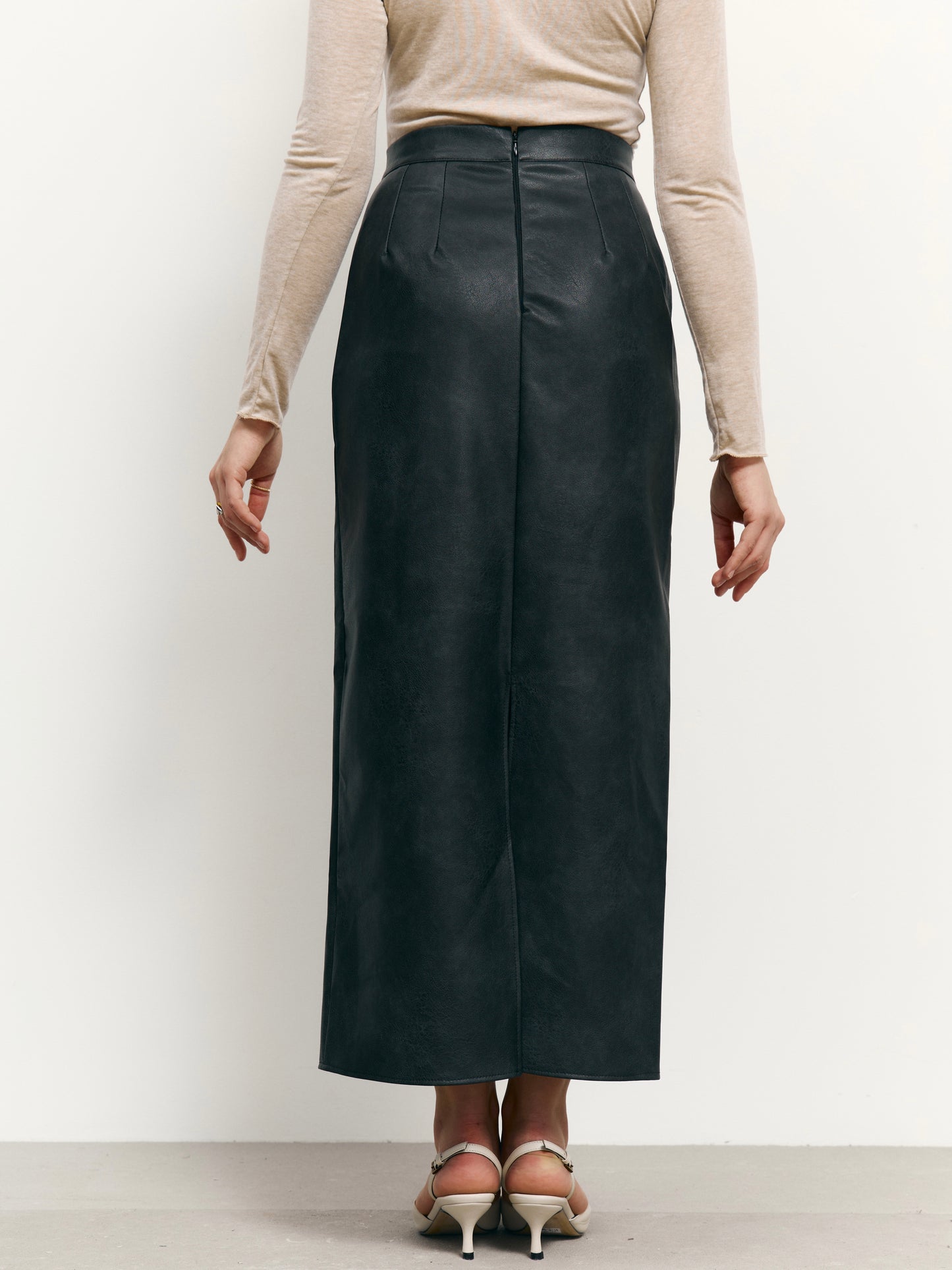 Спідниця міді з екошкіри